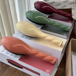 La Bonne Brosse N.03 boar bristle hair brush. The Shine & Care. Full size crème